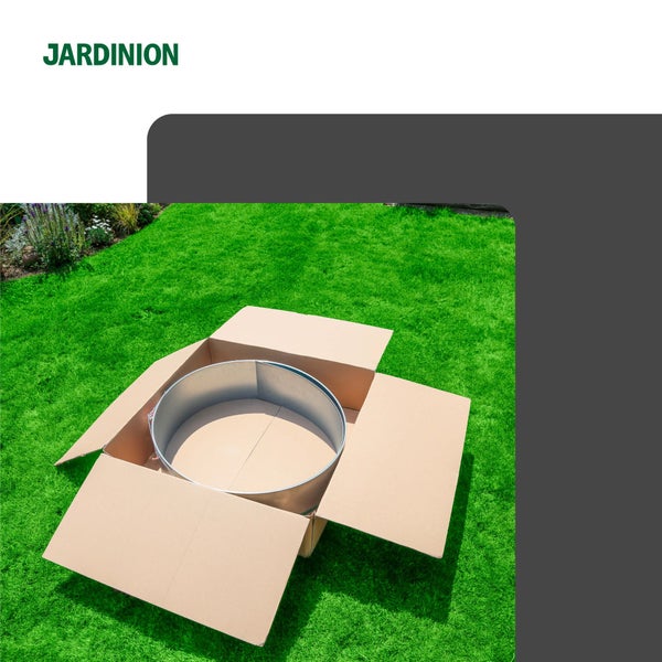 Ein Metall-Pflanzring in einem offenen Karton auf einer Wiese.