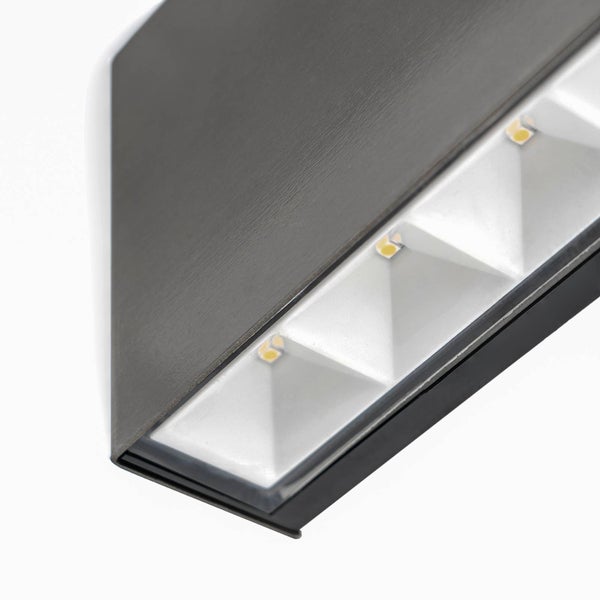 Nahaufnahme einer modernen LED-Außenwandleuchte mit integrierten LED-Modulen und Gehäuse aus gebürstetem Metall.