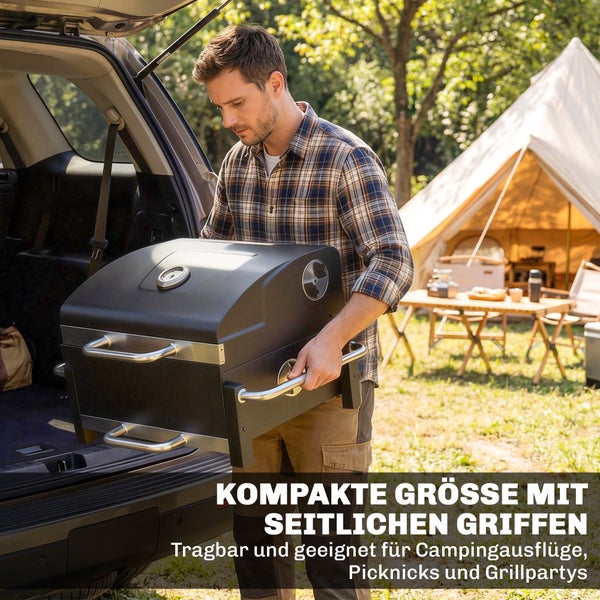 Kompakter tragbarer Grill mit seitlichen Griffen beim Ausladen aus einem Kofferraum auf einem Campingplatz mit Zelt und Tisch.