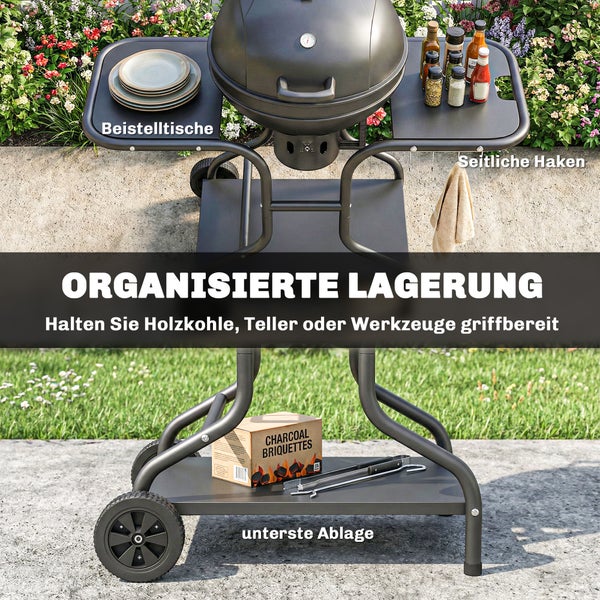 Holzkohlegrill mit seitlichen Ablagetischen, Haken für Zubehör und einer unteren Ablage für Grillkohle und Werkzeuge im Garten.