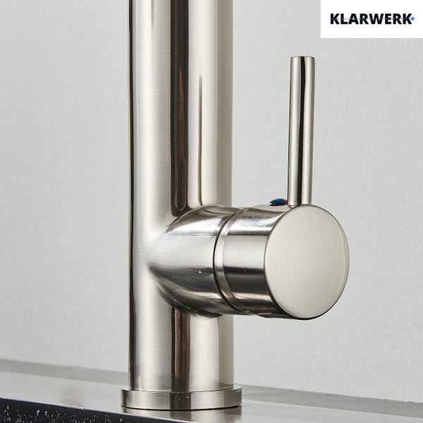 Nahaufnahme einer Küchenarmatur aus Edelstahl von Klarwerk mit Einhebelmischer und Klarwerk Logo.