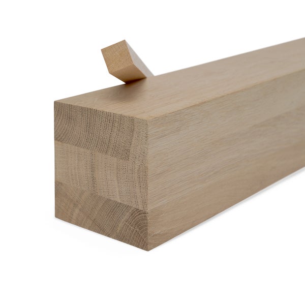 Verleimholzplatte aus Eiche mit kleinem Holzstück