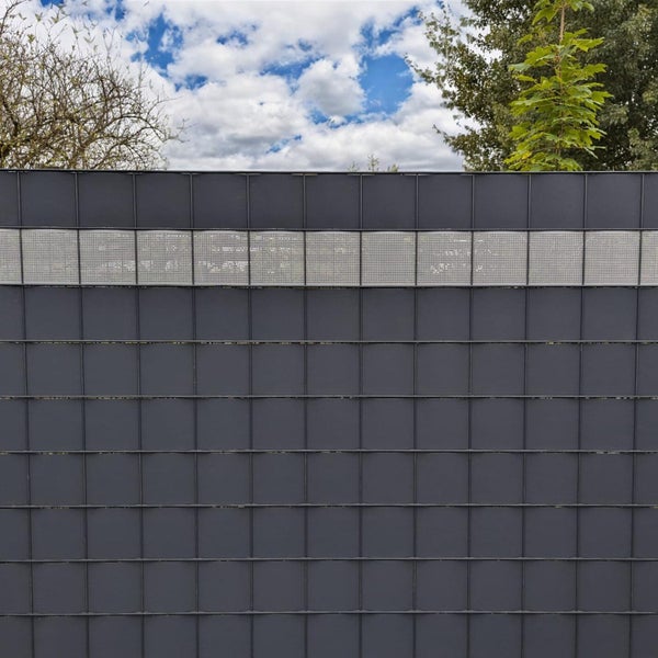 Sichtschutzzaun mit integrierten Designelementen im Garten