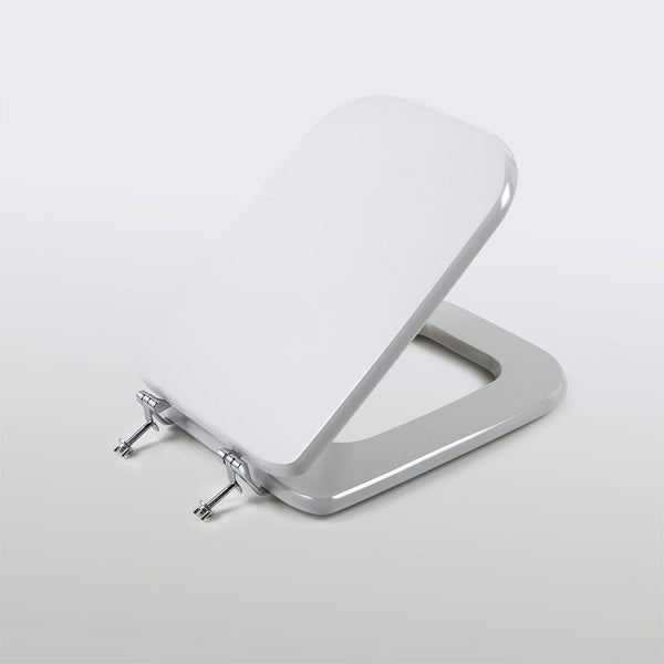 Quadratischer WC-Sitz in Weiß mit Deckel und Metallscharnieren.