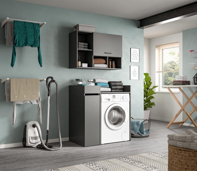 Moderner, organisierter Hauswirtschaftsraum mit grauen Schränken für Waschmaschine, Wandregalen, Wandtrocknern, Staubsauger und Bügelbrett.