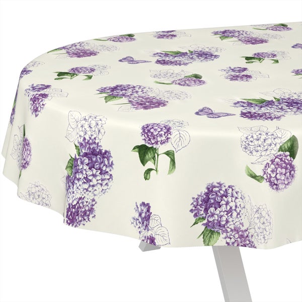 Ovale Wachstuch-Tischdecke mit Hortensien- und Schmetterlingsmotiv in Violett und Grün.