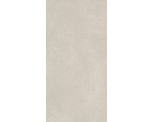 Rechteckige hellgraue Feinsteinzeugfliese in Steinoptik mit matter Oberfläche.