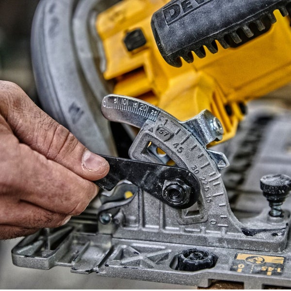 Detailaufnahme einer DeWalt Tauchsäge beim Einstellen des Schnittwinkels.