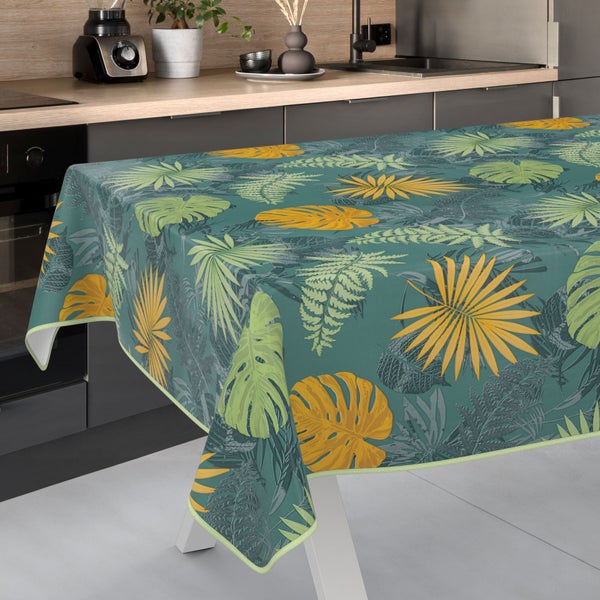 Tisch mit grüner Tischdecke mit Blattmuster in einer Küchenszenen