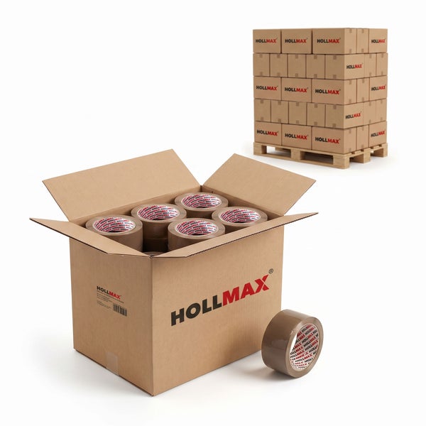 Hollmax Paketband Rollen in einem geöffneten Karton, eine Rolle davor stehend, Hollmax Logo, im Hintergrund eine Palette mit Kartons.