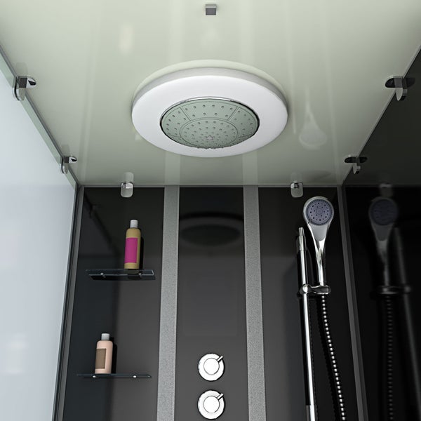 Modernes Duschkabinen-Interieur mit runder Kopfbrause inklusive Beleuchtung, Handbrause an Duschstange und Glasablagen an schwarzer Paneelwand.