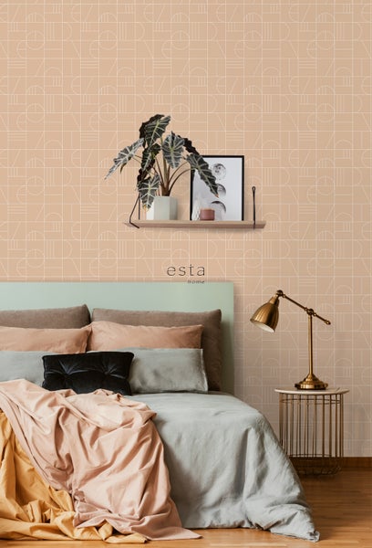 Schlafzimmer mit geometrischer Tapete, Bett und Nachttischlampe.