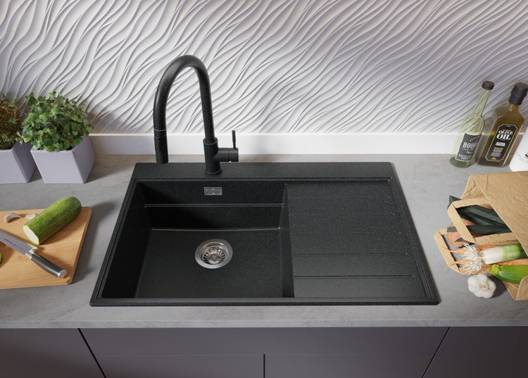 Schwarzes Küchenspülbecken mit Abtropffläche und Armatur
