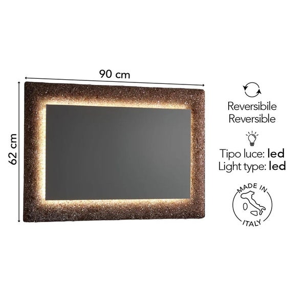Rechteckiger LED-Wandspiegel mit strukturiertem Rahmen, 90 mal 62 Zentimeter. Er ist wendbar und in Italien hergestellt.