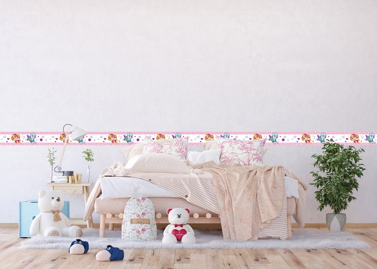 Tapetenbordüre mit Paw Patrol-Motiven Skye und Everest in einem hellen, organisierten Kinderzimmer mit Bett und Spielzeug.