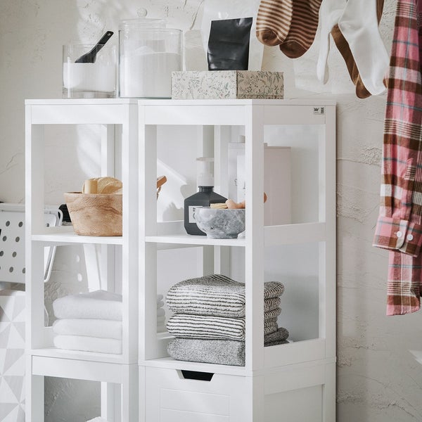 Weißes Regal mit mehreren Ablagen und Gegenständen zur Aufbewahrung