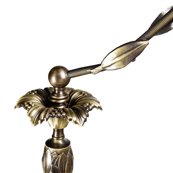 Detail einer Dekoleuchte mit floralem Muster