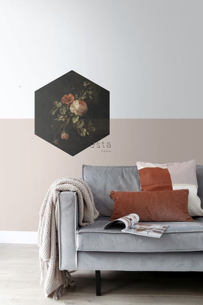 Wohnzimmerdekoration mit sechseckigem Blumenbild über einem grauen Sofa