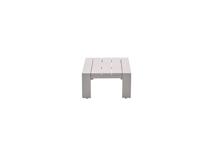 Quadratischer Gartenbeistelltisch mit Lamellen-Tischplatte aus Metall.