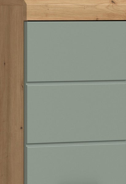 Detailansicht einer Möbelvorderseite mit einem Rahmen in Holzoptik und matten grünen Fronten mit waagerechten Zierrillen.