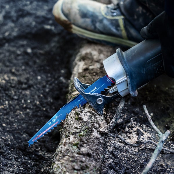 Säbelsäge beim Schneiden von Holz