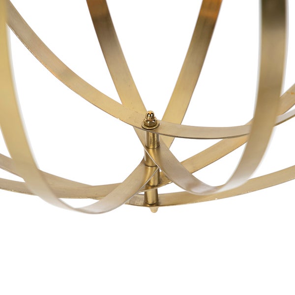 Goldfarbene Metalllampe mit kugelförmigem Design.