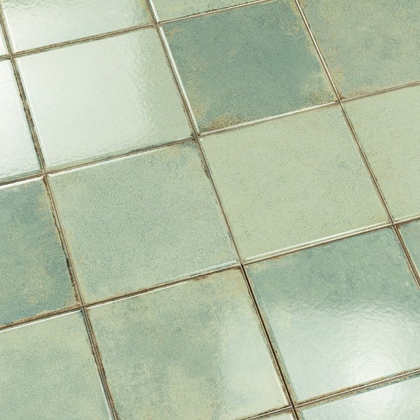 Quadratische Wandfliesen mit glänzender Oberfläche in einer Fliesenoptik für den Innenbereich