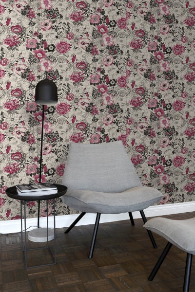 Einrichtungsbeispiel mit floraler Tapete, Sessel, Stehlampe und Beistelltisch