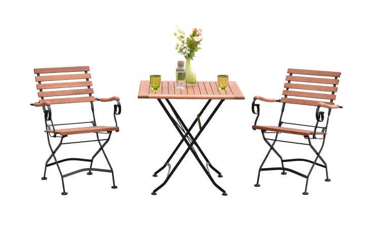 Gartenset mit zwei Holzstühlen und einem Holztisch mit Dekoration