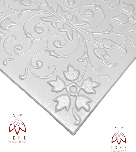 Dekorplatte mit floralem Muster