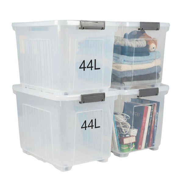 Zwei durchsichtige 44-Liter-Aufbewahrungsboxen aus Kunststoff, eine gefüllt mit Kleidung und die andere mit Büchern und Kabeln.