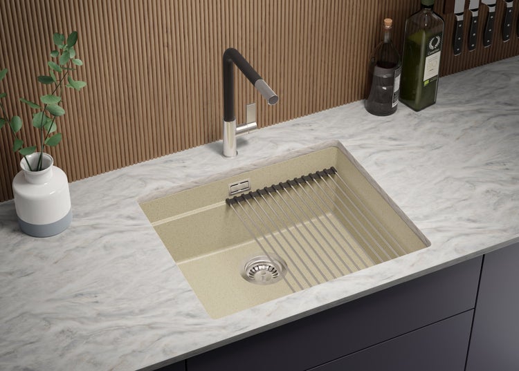 Spülbecken aus Granit mit Abtropfgestell und Wasserhahn auf einer Arbeitsplatte