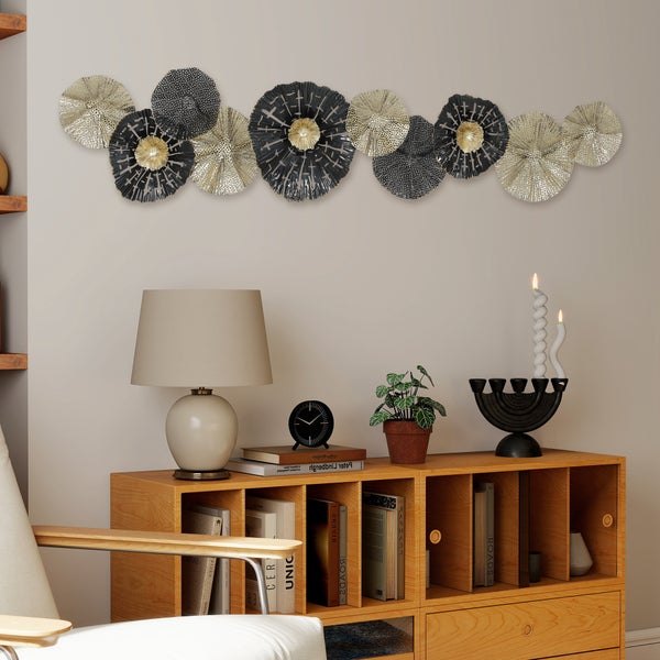 Dekorative Wandkunst mit Mehrscheiben Design über einem Esstisch.