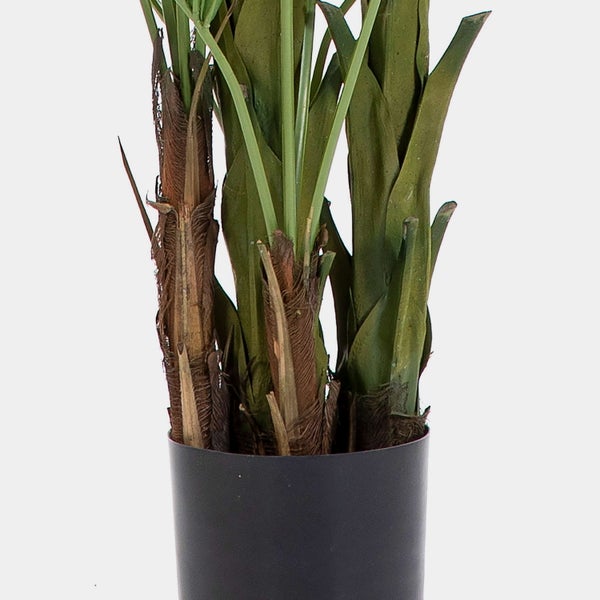 Künstliche Palme mit detailgetreuen Stämmen in einem schwarzen Topf.