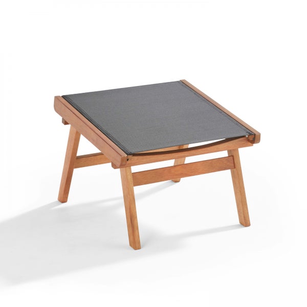 Garten-Fußhocker aus Holz mit grauer Textilbespannung.