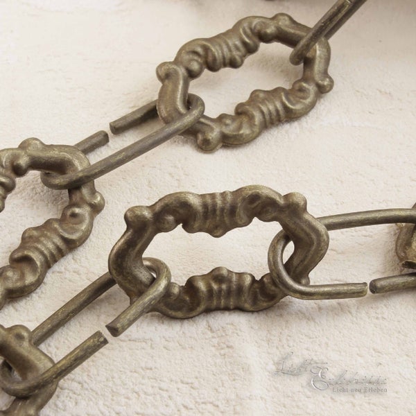 Dekorative Leuchtenkette aus Metall