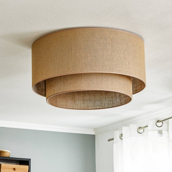 Zweistufige Deckenleuchte mit braunem Stoffschirm in Jute-Optik.