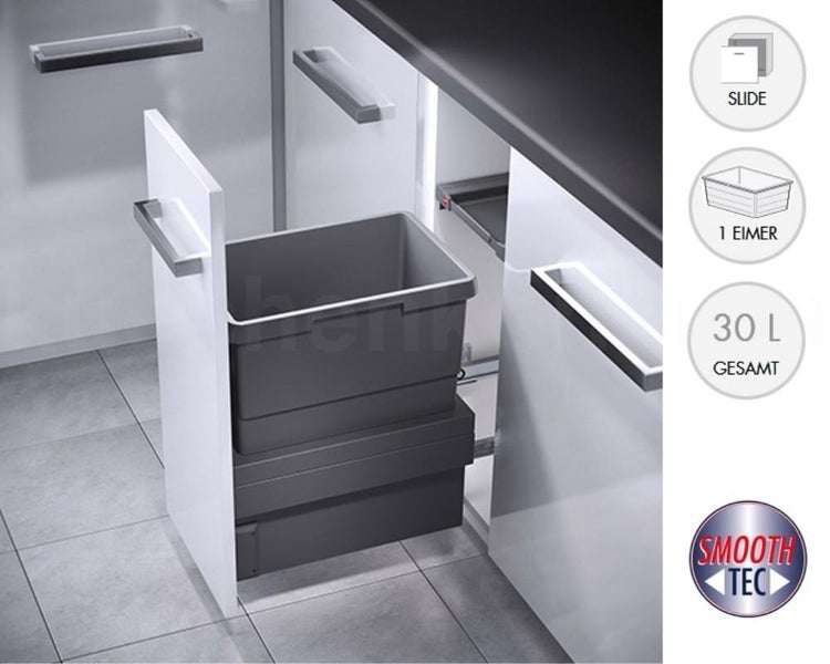 Ausziehbarer Abfallsammler mit einem 30 Liter Eimer in einem weißen Küchenunterschrank mit Auszugsfunktion und SmoothTec Logo.