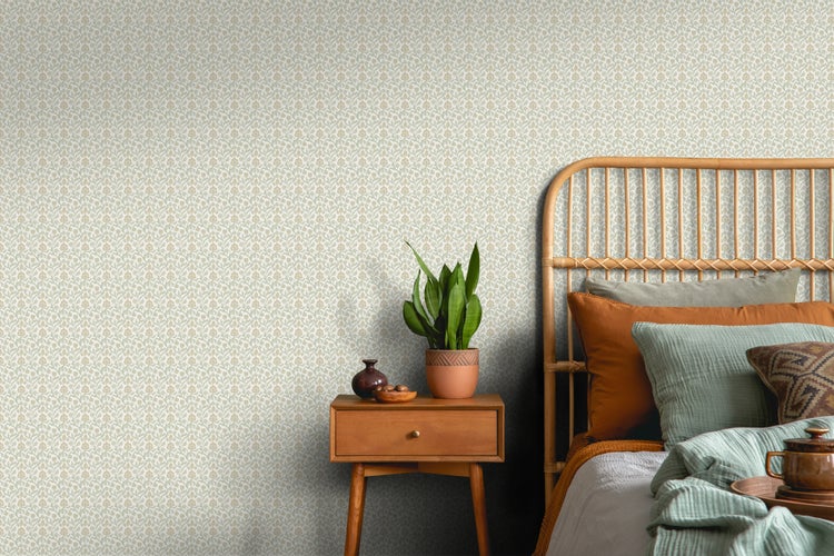 Gemütliches Schlafzimmer mit dekorativer Tapete, Rattanbett und Nachttisch.