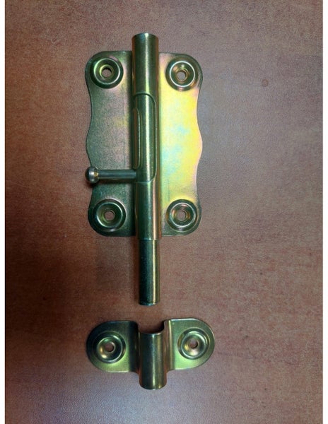 Gartenhaus aus Holz mit Doppeltür und Fenstern, Flachdach, in einem Garten mit Rasen und Sträuchern.