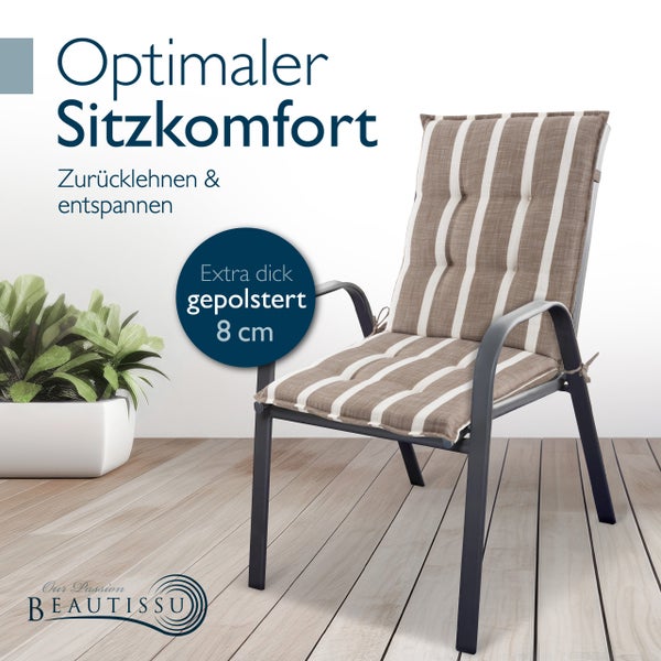 Gartenstuhl mit gestreifter Hochlehner-Auflage, 8 Zentimeter Polsterung, auf einer Holzterrasse neben einer Pflanze. Beautissu Logo.