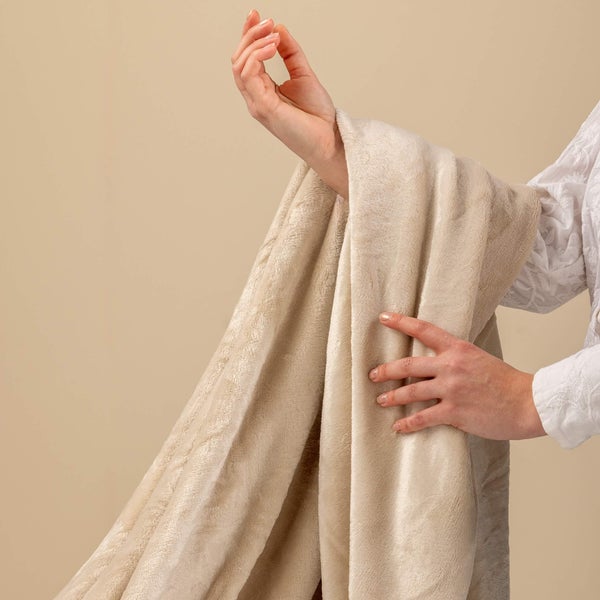 Weiche Plüschdecke in Beige, Detailansicht der Materialbeschaffenheit und Textur.