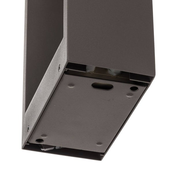 Montagebasis einer rechteckigen Außenwandleuchte mit strukturierter Metalloberfläche und Installationsöffnungen