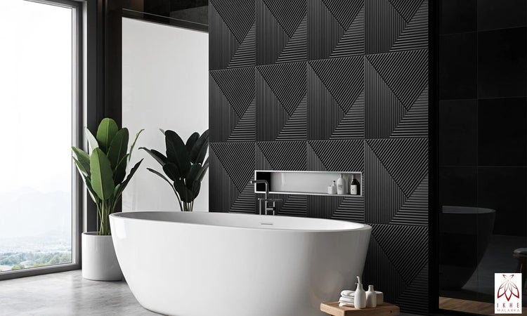 Modernes Badezimmer mit einer freistehenden Badewanne vor einer Wand aus strukturierten geometrischen Fliesen und einer Nische.