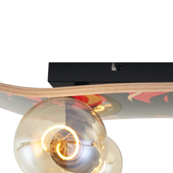 Nahaufnahme einer Deckenleuchte im Skateboard-Design mit schwarzer Metallhalterung und runder Glühlampe mit sichtbarem Glühfaden.