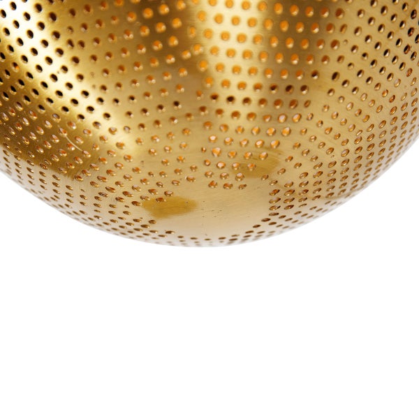 Detailansicht einer perforierten goldenen Lampe.
