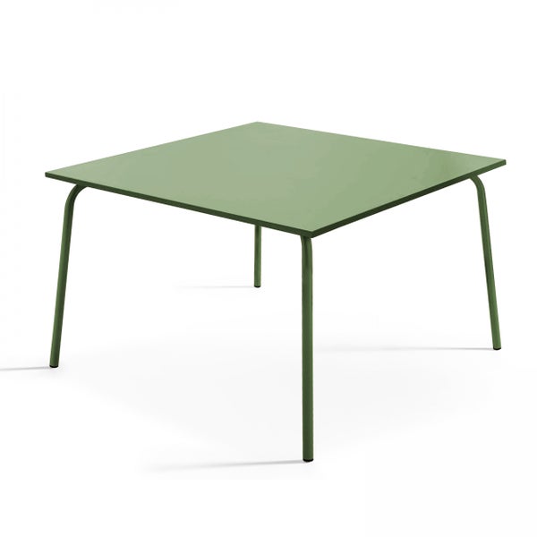 Quadratischer Gartentisch aus Metall in Grün.