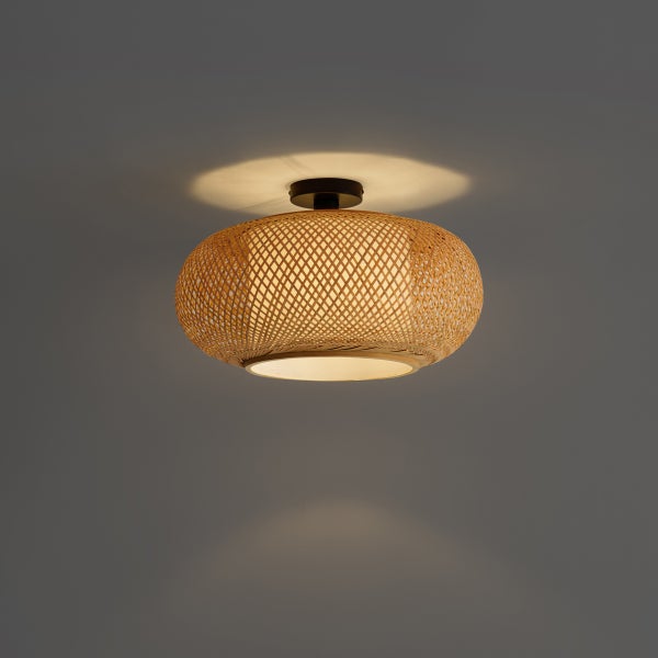 Runde Deckenleuchte aus geflochtenem Bambus mit schwarzer Halterung und warmem Lichtschein.