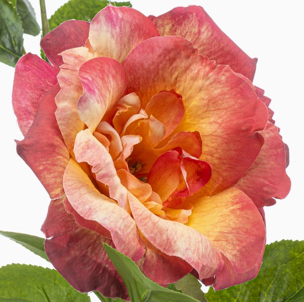 Künstliche Rose aus Textilmaterial in Orange und Rot mit detailgetreuen Blütenblättern und grünen Blättern.