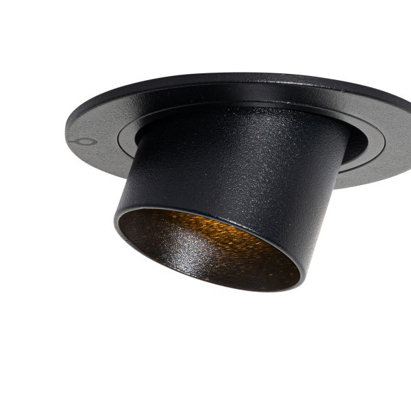 Schwenkbarer Einbaustrahler in Schwarz mit goldener Innenseite.